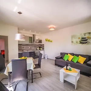 https://apartman-carmen-volosko.primorje-gorskikotar.com
